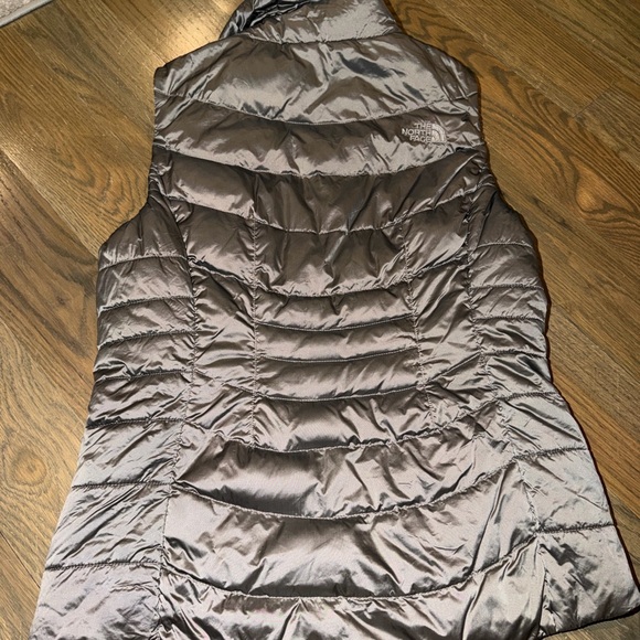 The North Face Metallic Gray Puffer Vest sz small - Picture 2 of 5